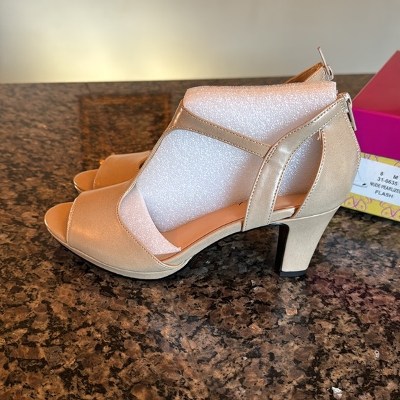 Easy Street nude pearlized flash heels NIB 8 - Picture 5 of 10